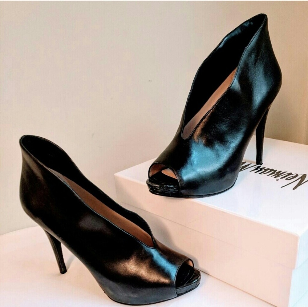 👠NWT NEIMAN MARCUS - Picture 1 of 6